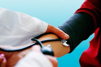 Meraním krvného tlaku tonometrom dokáže lekár u pacienta odhaliť hypertenziu.